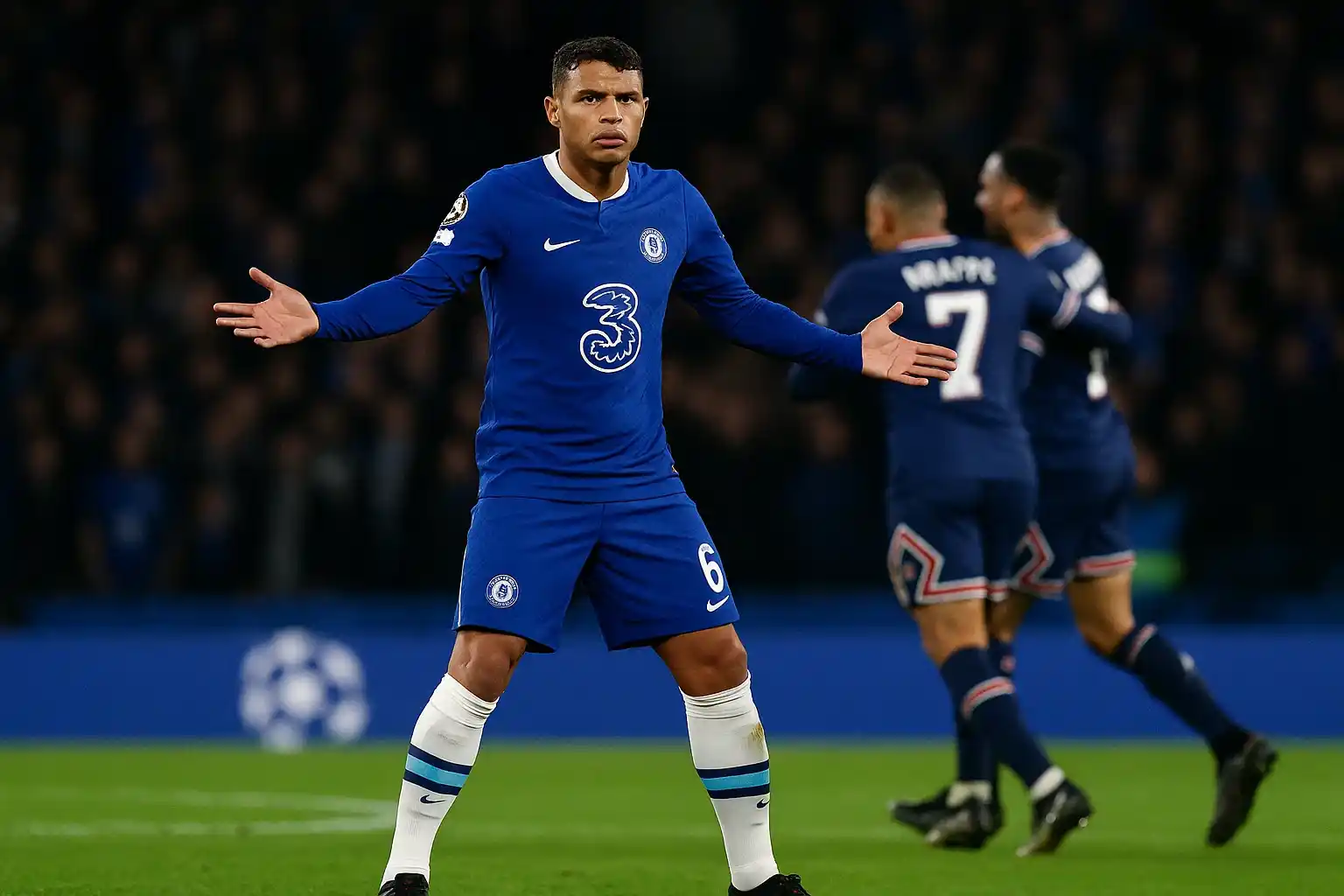 Thiago Silva hoàn toàn bất lực trong màn tái ngộ đội bóng cũ